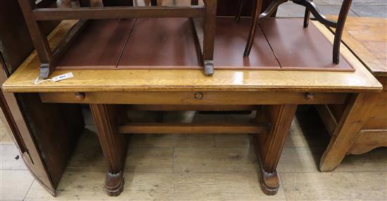 A Continental oak 1920s extending dining table W.136cm